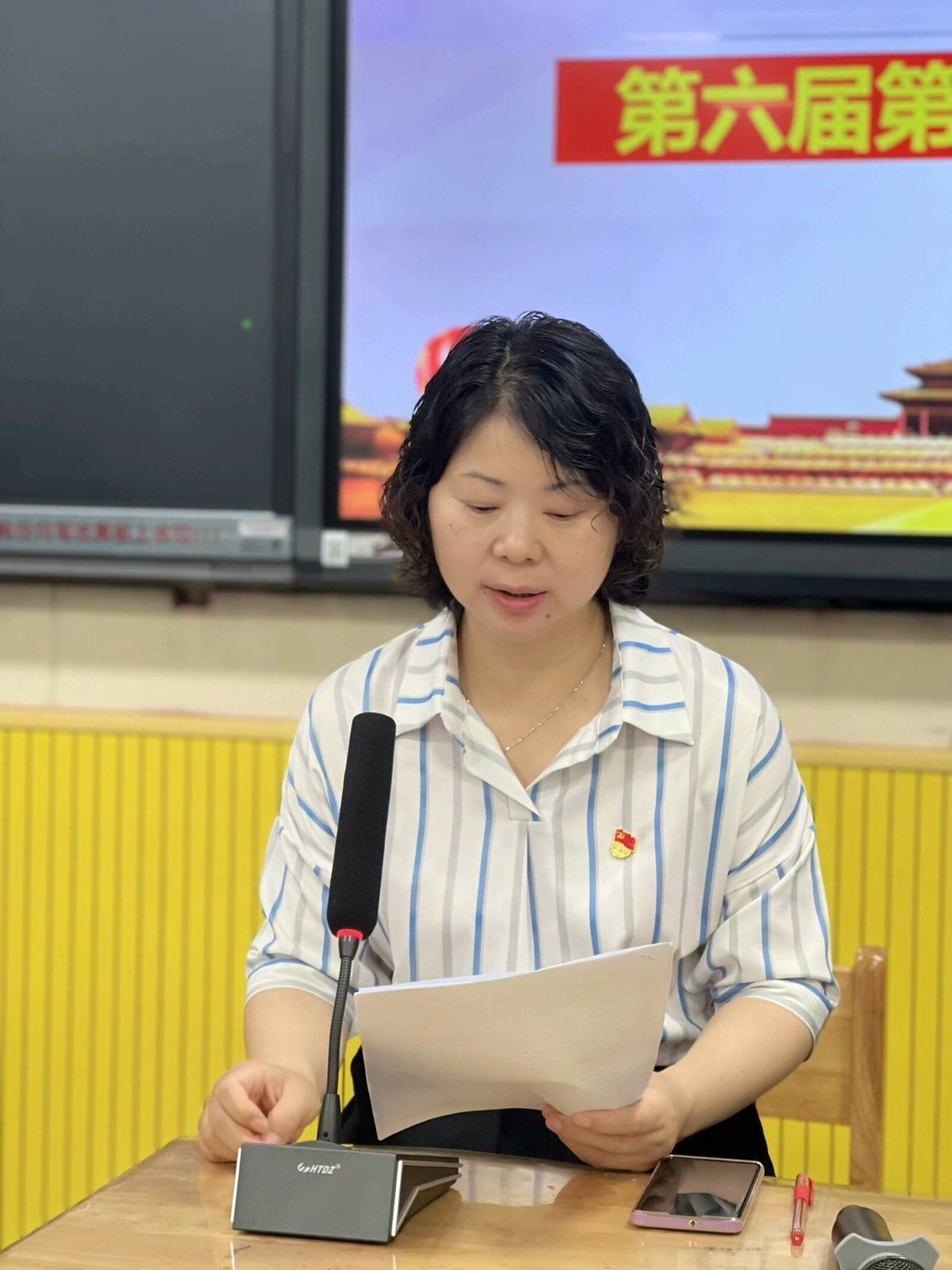 2曹金花主持.jpg