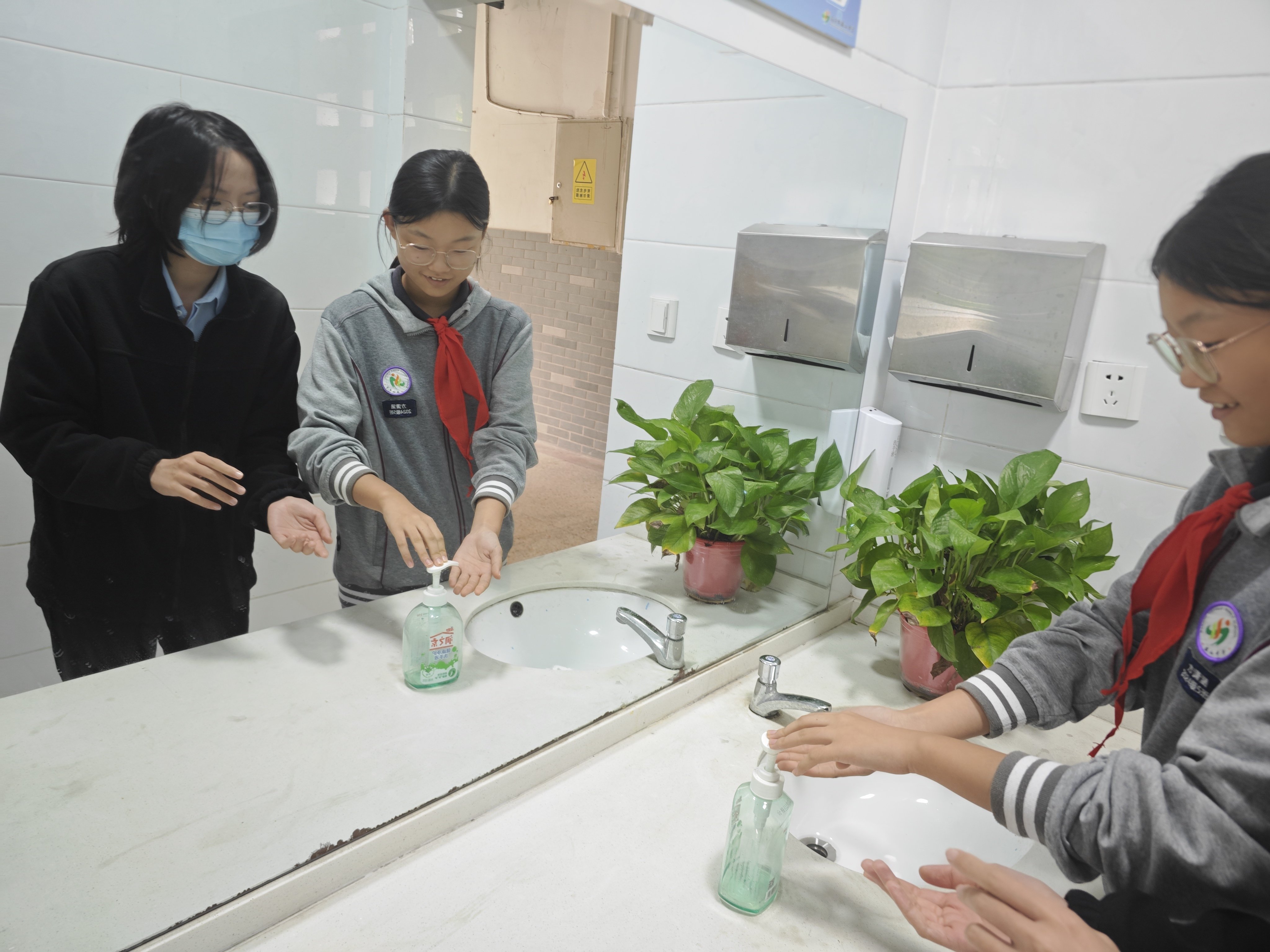 【大美摄园】摄山中学成功举办全球洗手日活动_html_m7409e2af.jpg