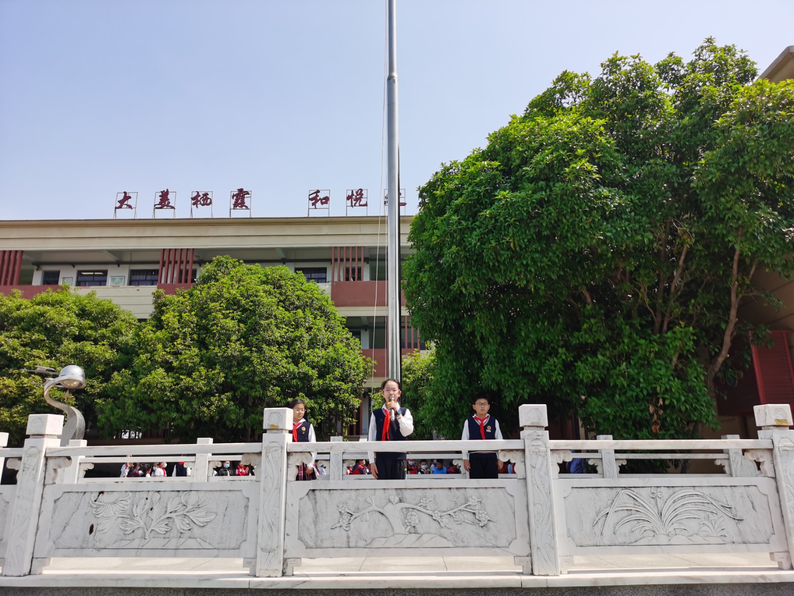 保护环境卫生，人人有责——八卦洲中心校第十四周升旗.jpg