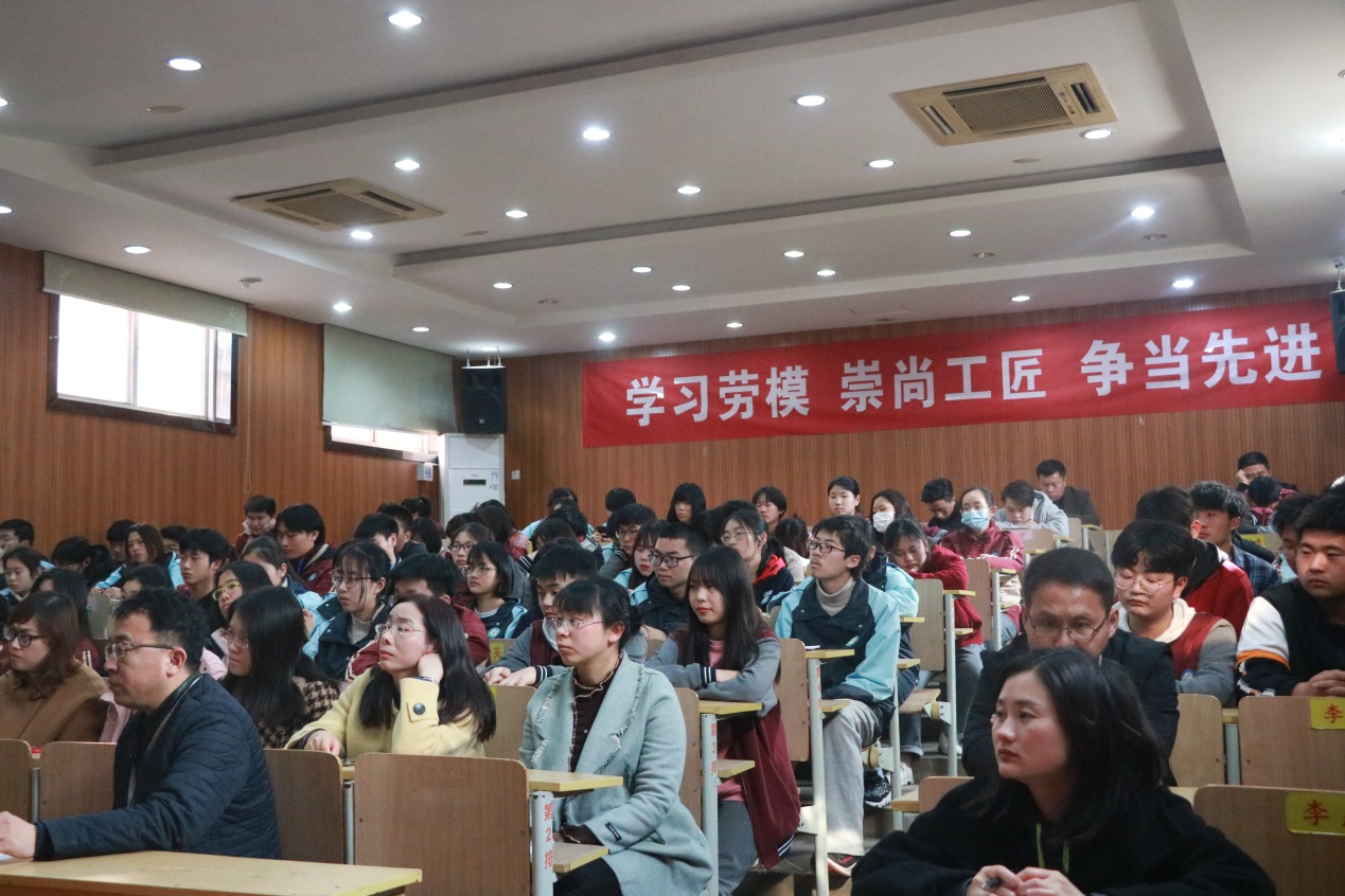 劳模工匠进校园_html_5aa7a33a.jpg
