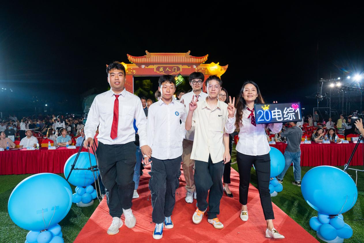 十八而志 追光而行  微信_html_m4d64ec02.jpg