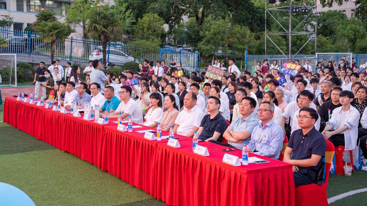 十八而志 追光而行  微信_html_m693b6df8.jpg