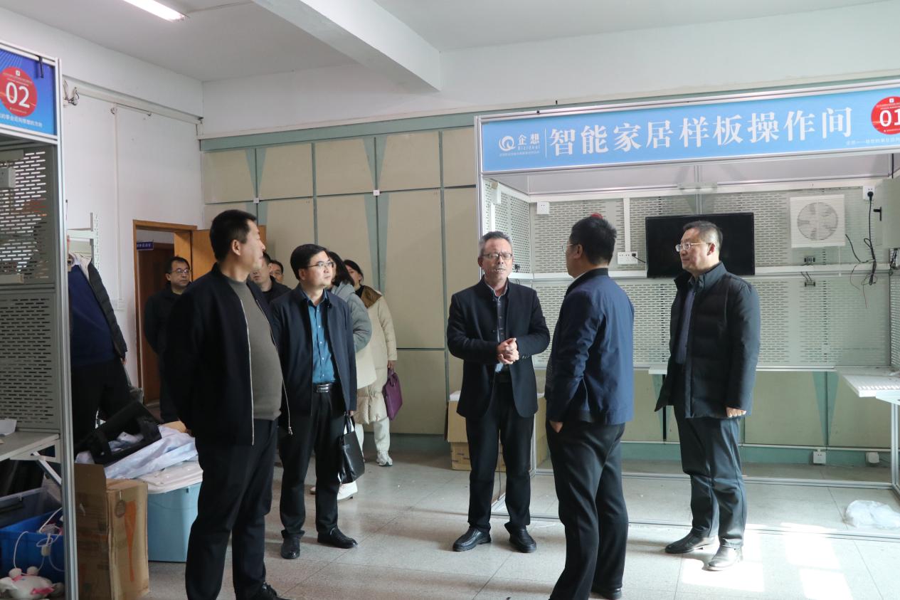 3月7日 市教育局田家英副局长一行来校调研_html_m7985346d.jpg
