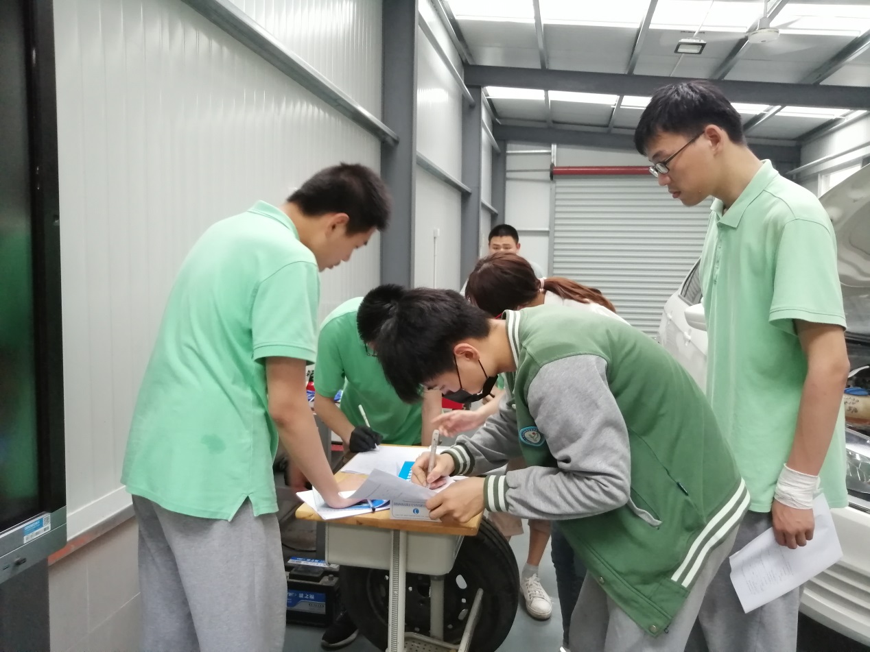 磨刀不误砍柴工——汽修年段标高实训_html_12ac1812.jpg
