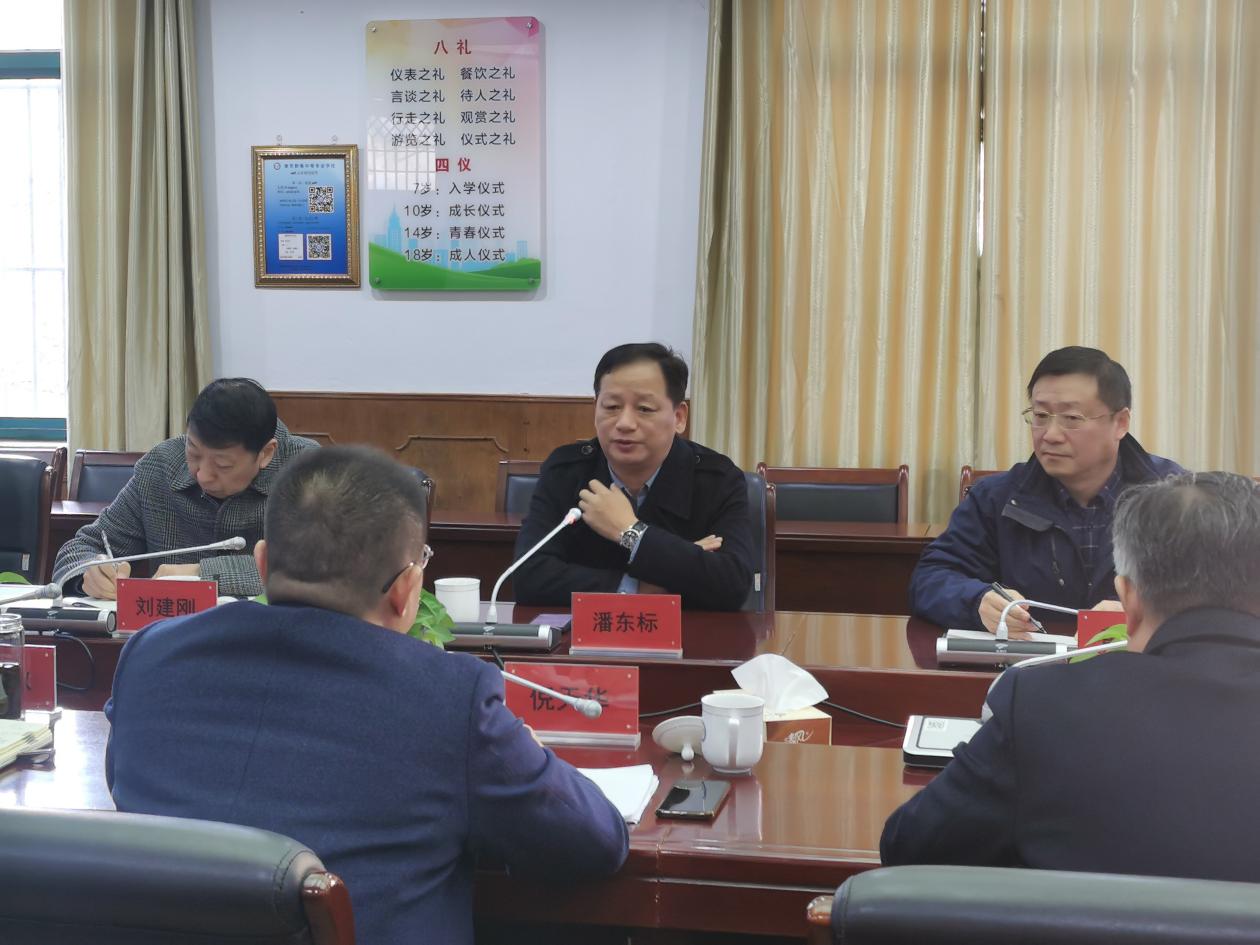 市教育局潘局长一行来校调研指导_html_67b0ad98.jpg