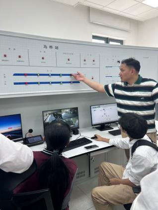 5.8南京地铁基地研学_html_2e3450da.jpg