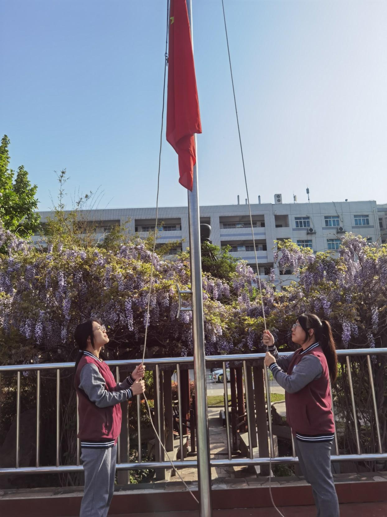 4月18日 第十一周升旗仪式：祝福高考，圆梦未来_html_60351d68.jpg