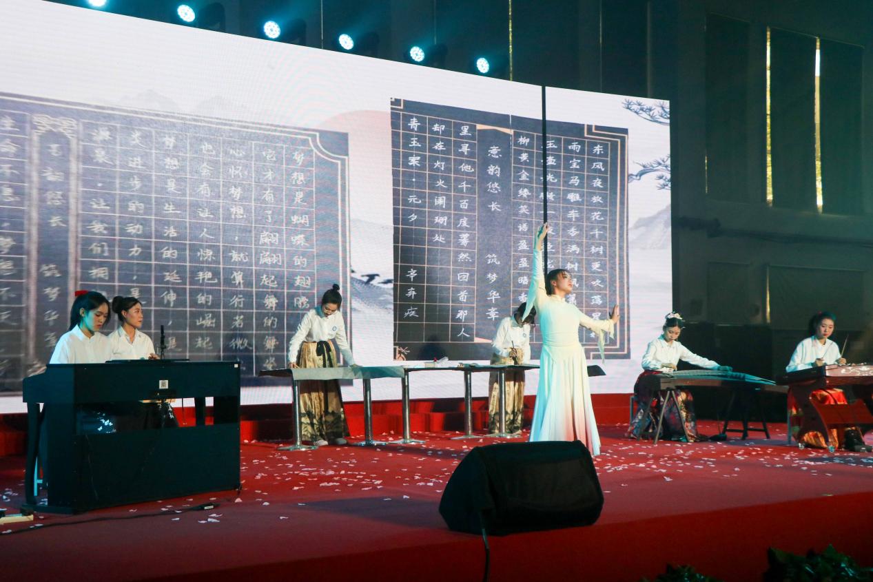 匠心向未来  2024年庆元旦展演暨表彰典礼_html_m61d6d716.jpg