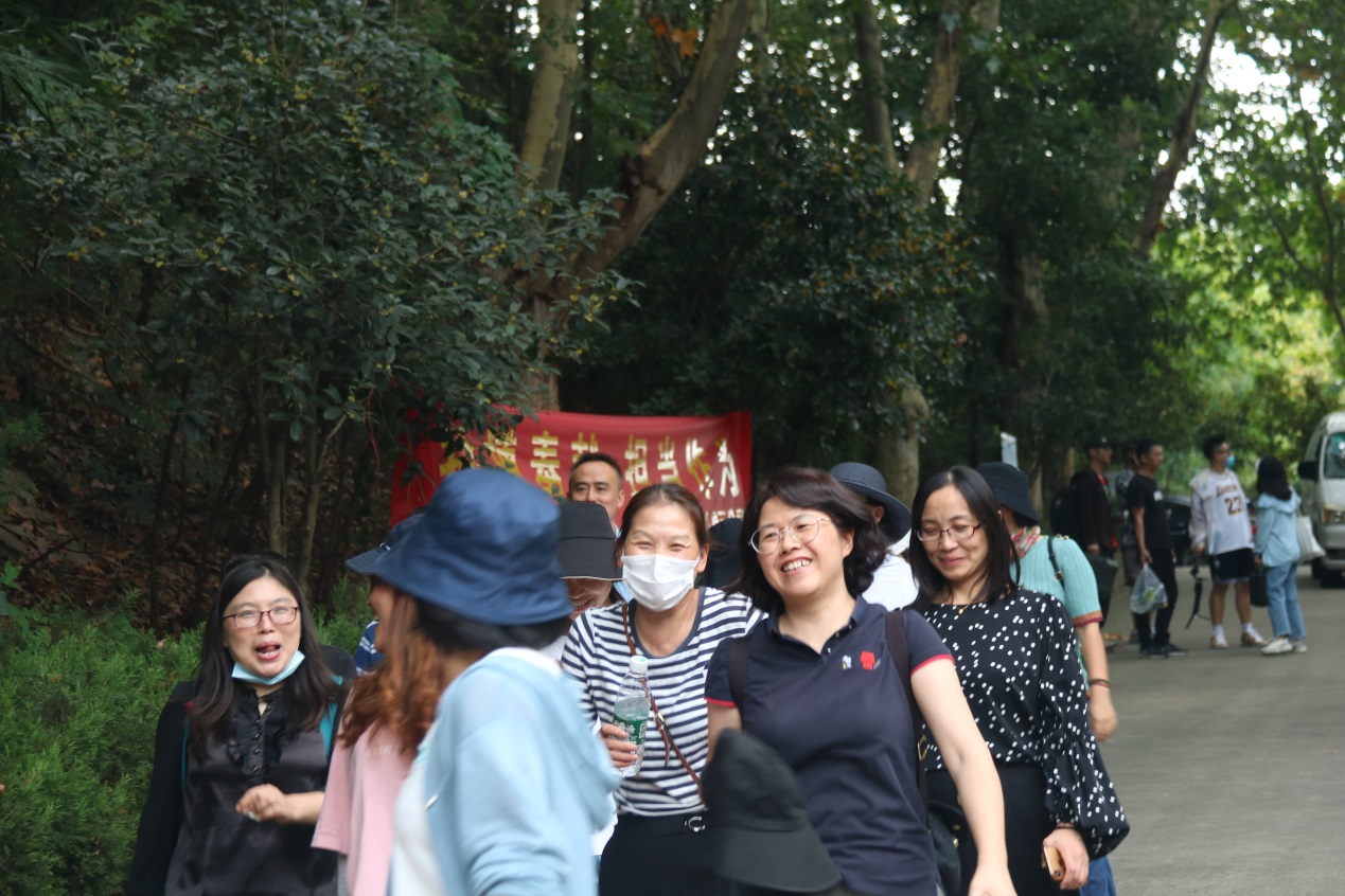 不忘初心健身走 牢记使命共前行_html_m221428e6.jpg