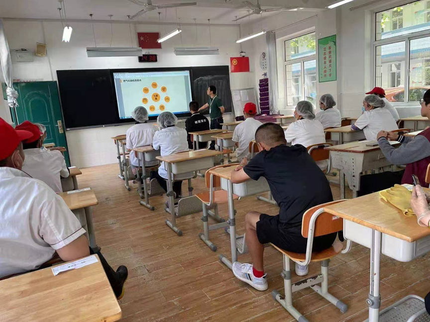 我校开展后勤人员燃气消防安全培训演练_html_m225cc025.png