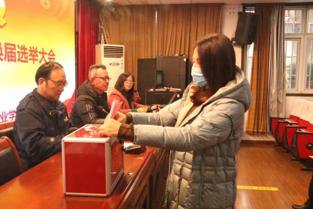 南京新港中等专业学校党（总）支部换届选举大会123_html_m47c8b6e7.jpg