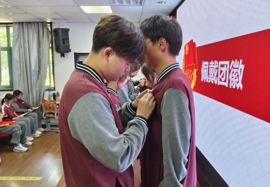 佩戴团徽承使命_html_387169c4.png