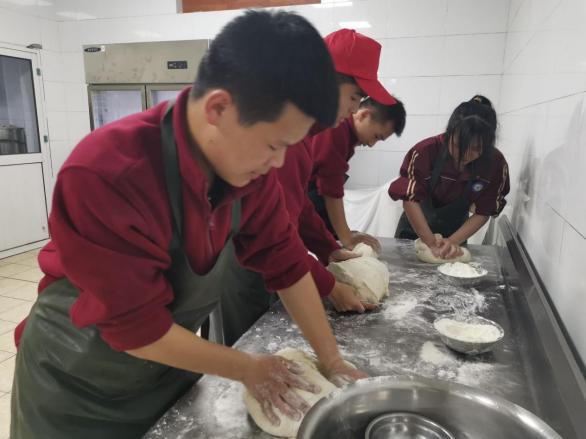 享美味“食”光，解最深乡愁-21物联网青海班开展学生制作家乡美食活动_html_3254f4fa.jpg