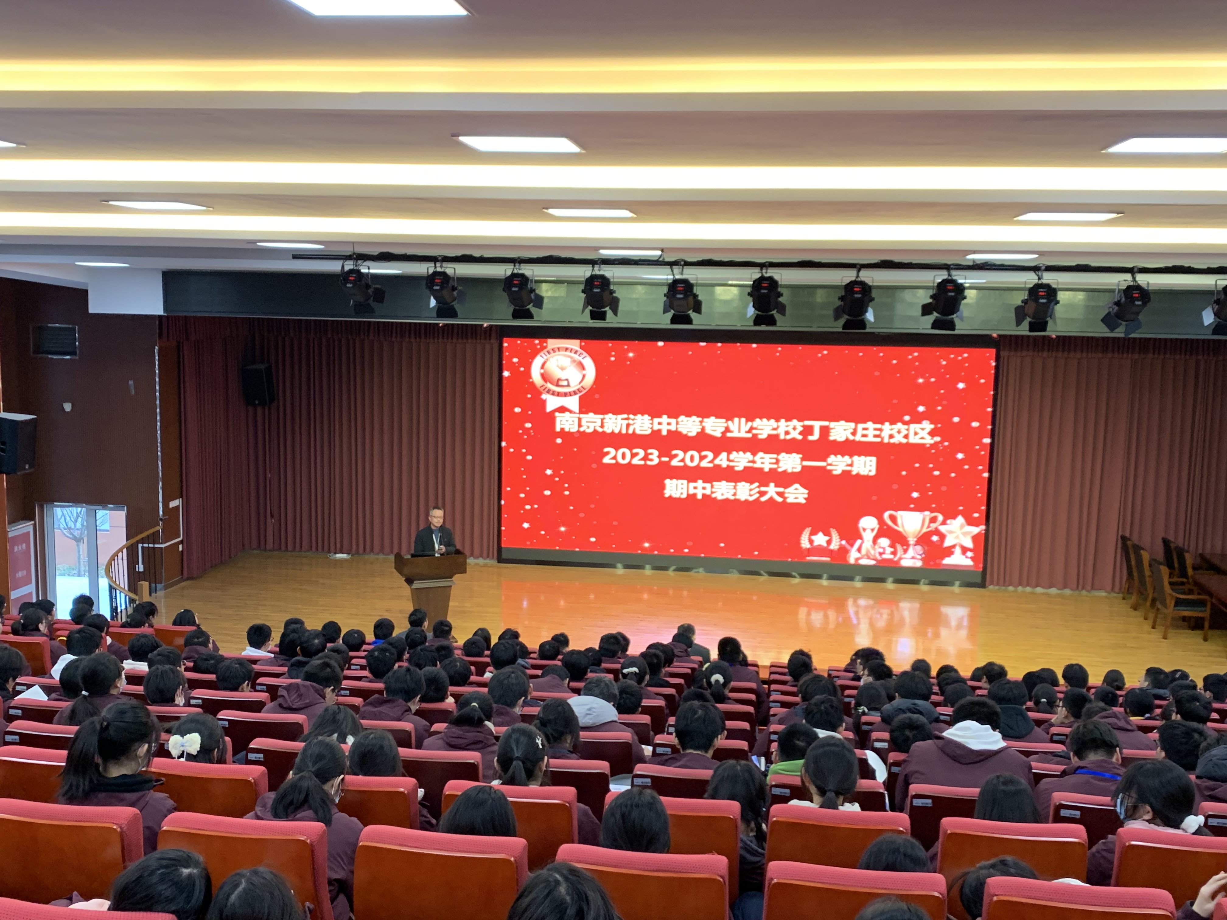 12.4期中表彰大会_html_m7e15730e.jpg
