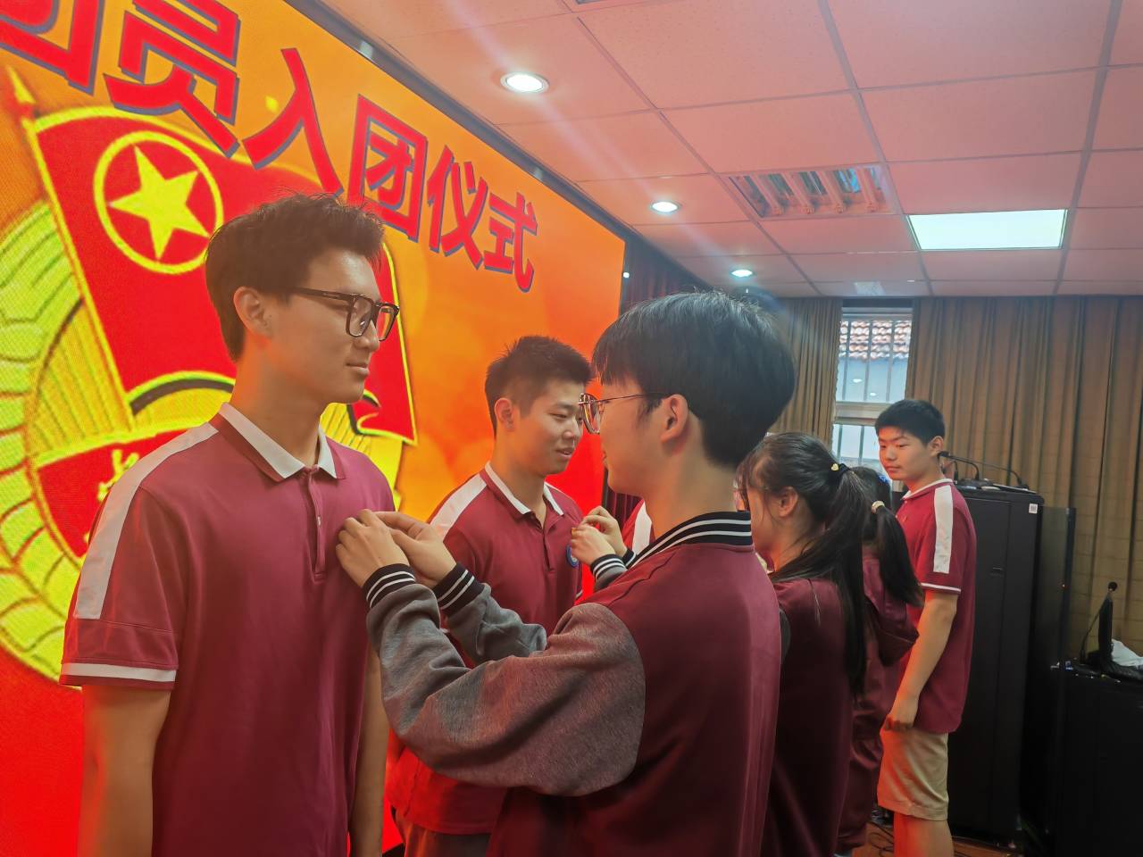 青春献祖国，永远跟党走——记新港中专校新团员入团仪式_html_b5140e8.jpg