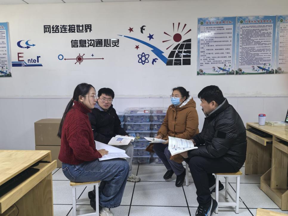 聚焦素养提升 共研课堂创新”--龙潭中心小学信息科技组第四次集体备课活动报道_html_m2a1892dd.jpg