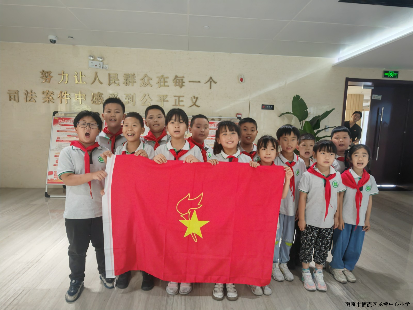 【雅韵先锋·团队活动】法护童心 守护成长——靖安小学学子“沉浸式”参观法院，“零距离”与法同行