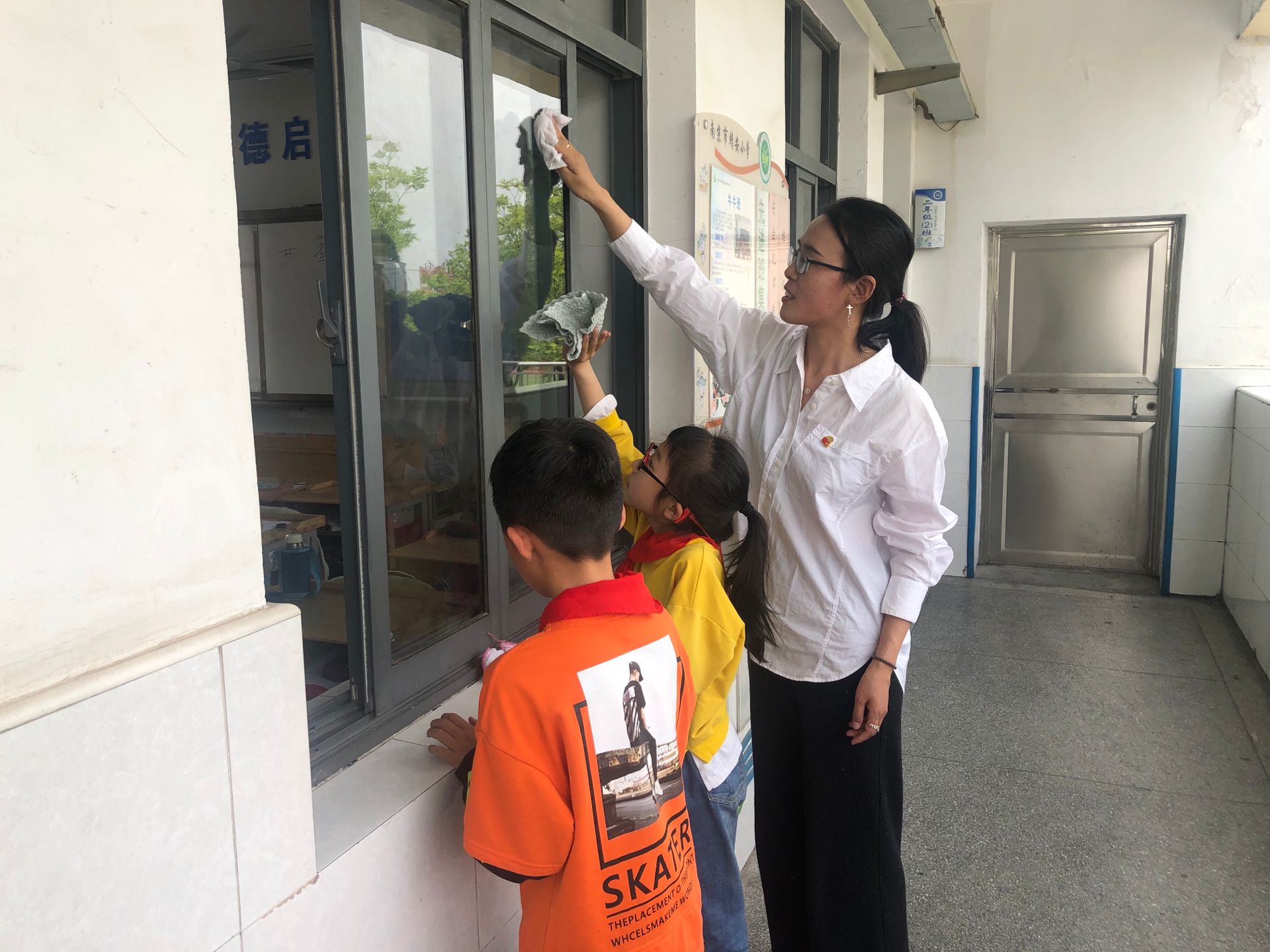 【雅韵先锋】党员活动日——党员教师清扫校园，推进劳动教育“开花结果”