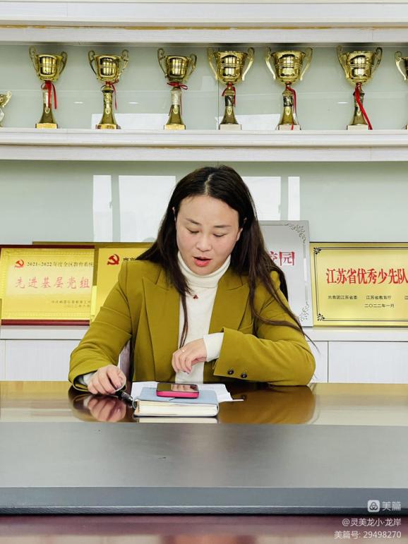 同心心向党，奋进新征程——龙岸校区党支部深入学习党的二十大会议精神暨接收预备党员会议_html_m13fb7a79.jpg