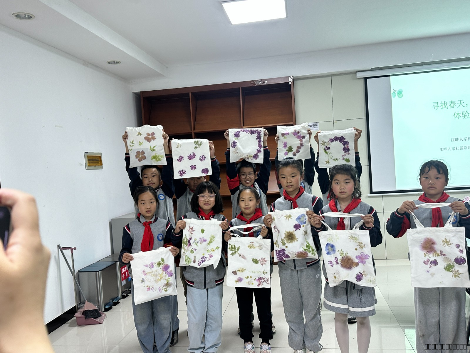 【灵美龙小·江畔】非遗邂逅春日——龙潭中心小学江畔人家分校开展“敲春留痕”植物拓染活动