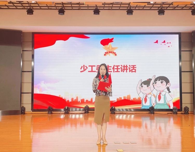【灵美龙小·少先队】红领巾爱祖国——龙潭中心小学（本部）一年级分批入队_html_m2310125b.jpg