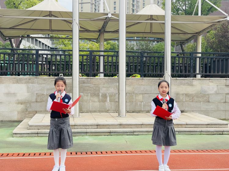 【灵美龙小·团队活动】争做新时代好队员  ——龙潭中心小学举行2022级第二批入队仪式