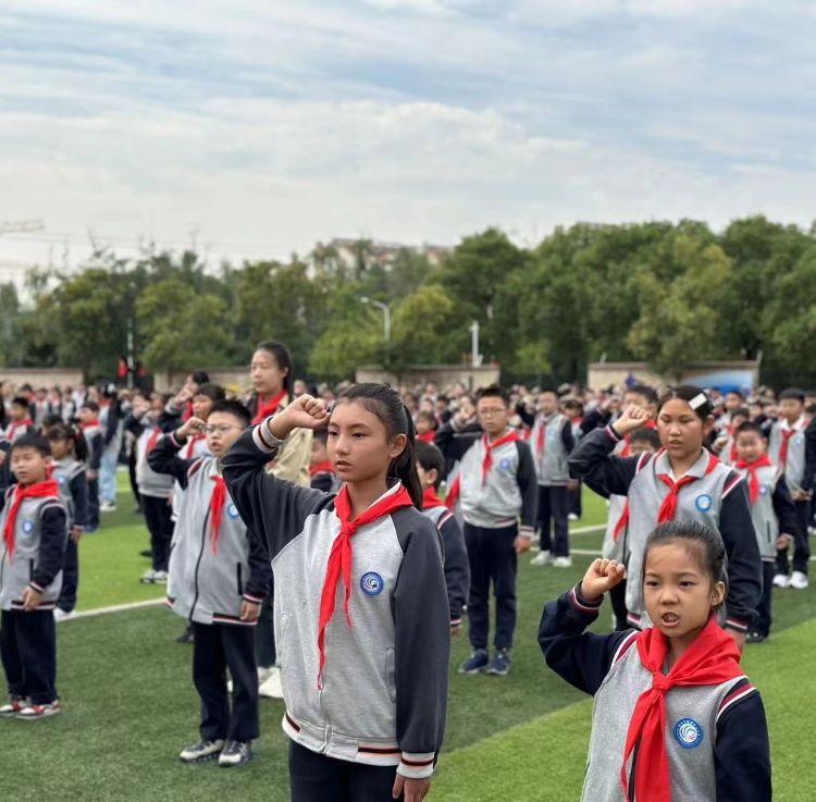 【灵美龙小】争做新时代好队员—龙潭中心小学举行2022级第二批入队仪式_html_3816c3ec.jpg