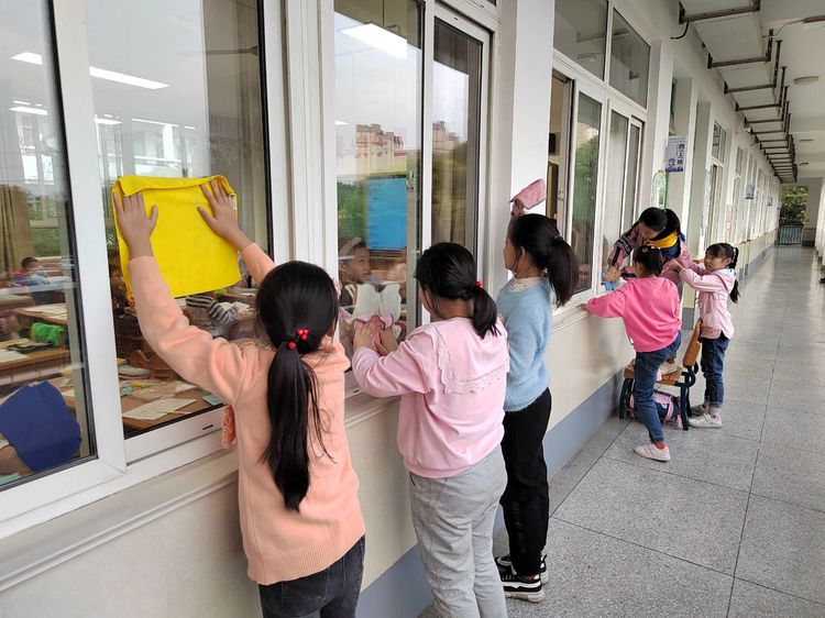 【江畔先锋·团队活动】卫生齐动手 校园展新颜 ——龙潭中心小学江畔人家校区开展班级大扫除活动