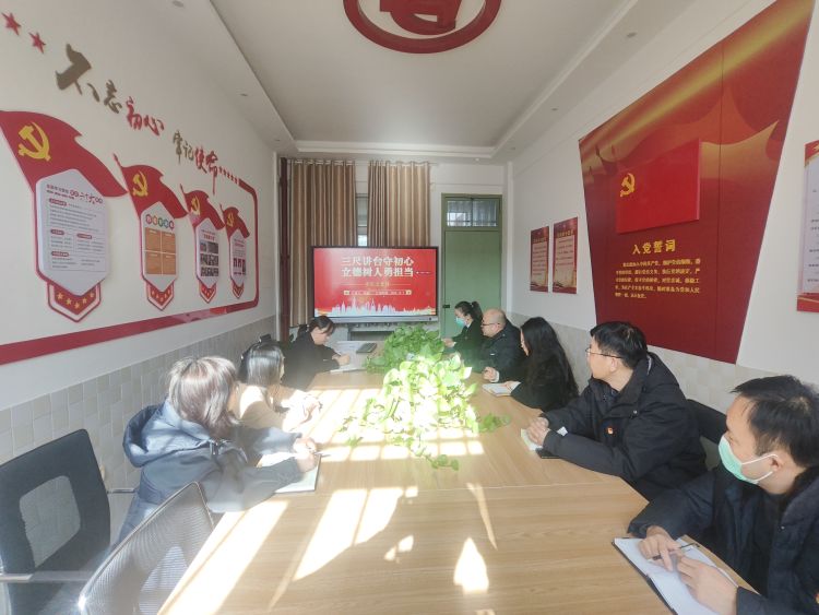 【江畔先锋&middot;书记党课】三尺讲台守初心 立德树人勇担当——龙潭中心小学江畔人家分校党支部开展书记讲党课活动_html_4b54b8ba.jpg