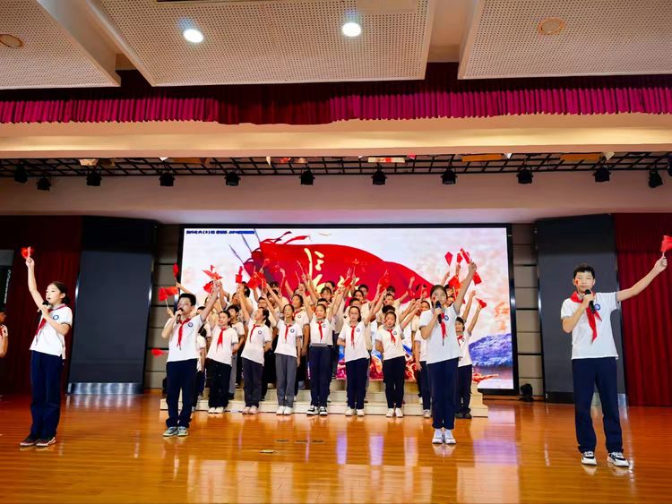 2025.9.29童声颂祖国 薪火永相传——龙潭中心小学开展“红领巾爱祖国”校园朗诵比赛_html_m2591dab7.jpg