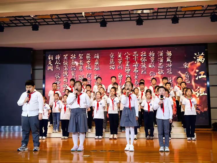 2025.9.29童声颂祖国 薪火永相传——龙潭中心小学开展“红领巾爱祖国”校园朗诵比赛_html_41a2f2e6.jpg