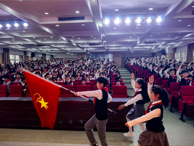 2025.10.14强国复兴有我 争当新时代好少年——龙潭中心小学开展新队员入队仪式_html_m40d3728c.png