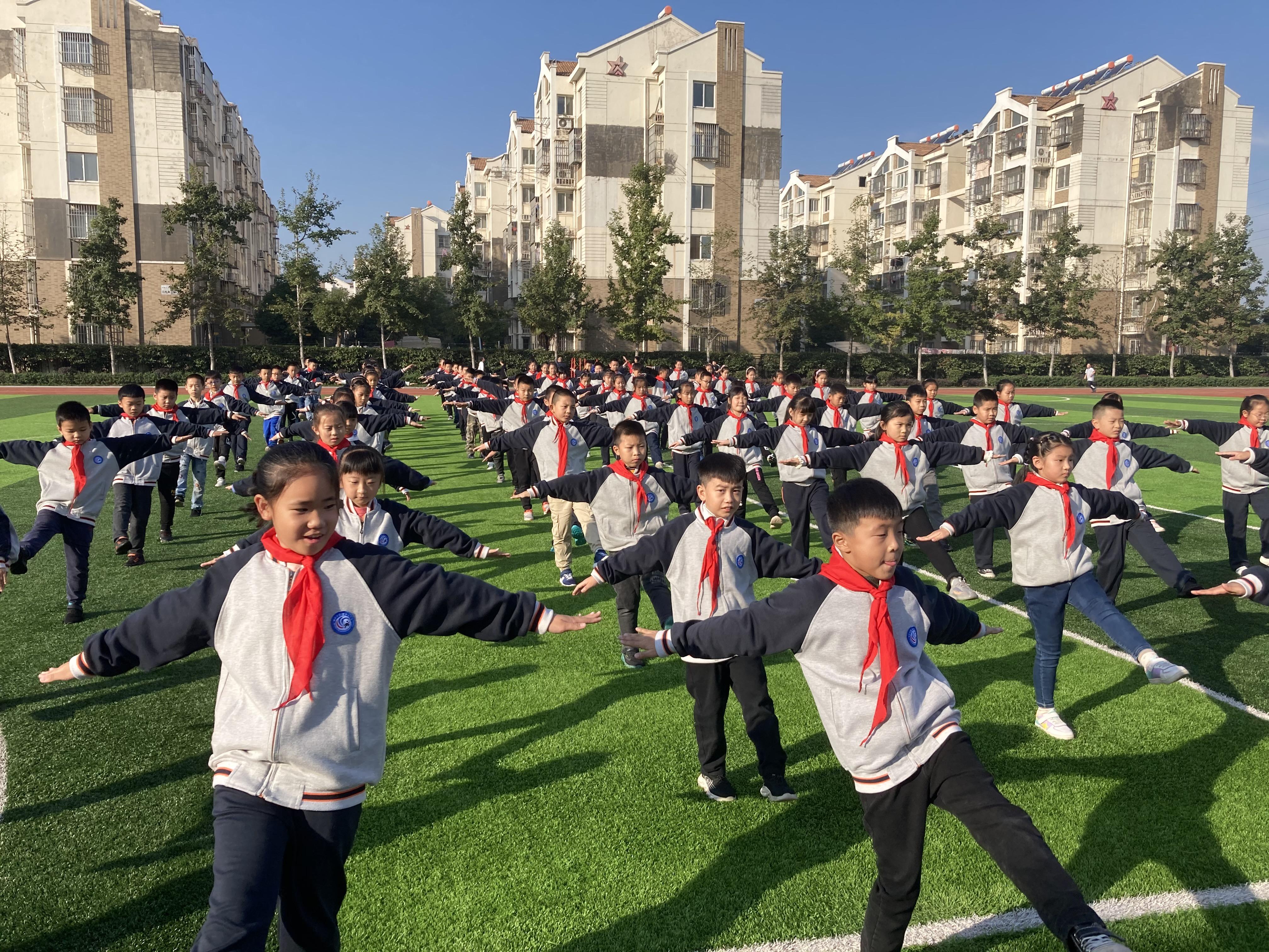 【灵美龙小·江畔体育】龙潭中心小学江畔人家校区第二届“校长杯”广播操比赛