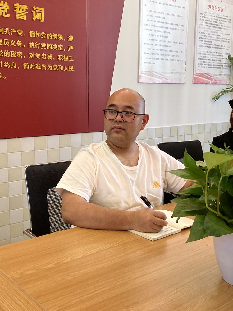 【江畔先锋】党员突击队 铸造中国“心”—龙潭中心小学江畔人家校区组织收看优秀共产党员事迹_html_m4c928999.jpg