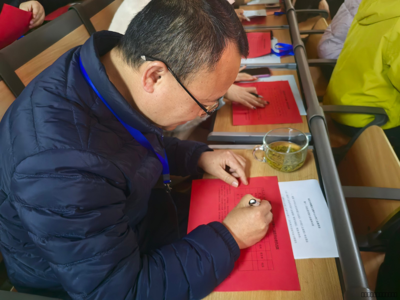 3代表填写选票.jpg 3代表填写选票.jpg