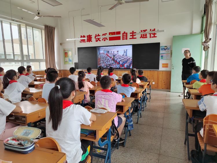 【灵美龙小】开学第一课，送法进校园——龙潭中心小学组织观看《开学法治第一课》_html_13c709b6.jpg