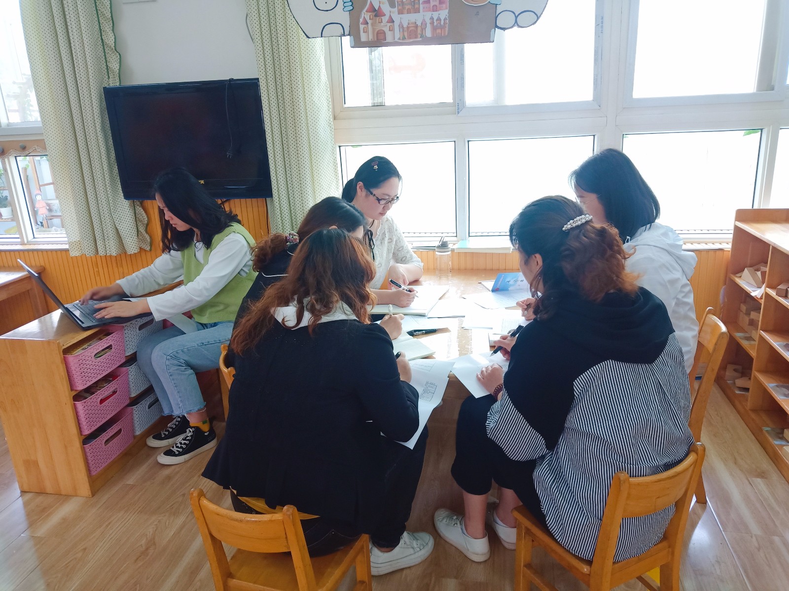 【枫香栖幼】“疫”起学习  共迎开学 ——栖霞幼儿园红枫园小班年级组会议