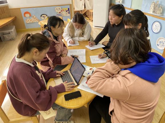 【枫香栖幼】研“透”课程 追“深”审议  ——栖幼五福园大班组《我们与新科技》课程审议活动