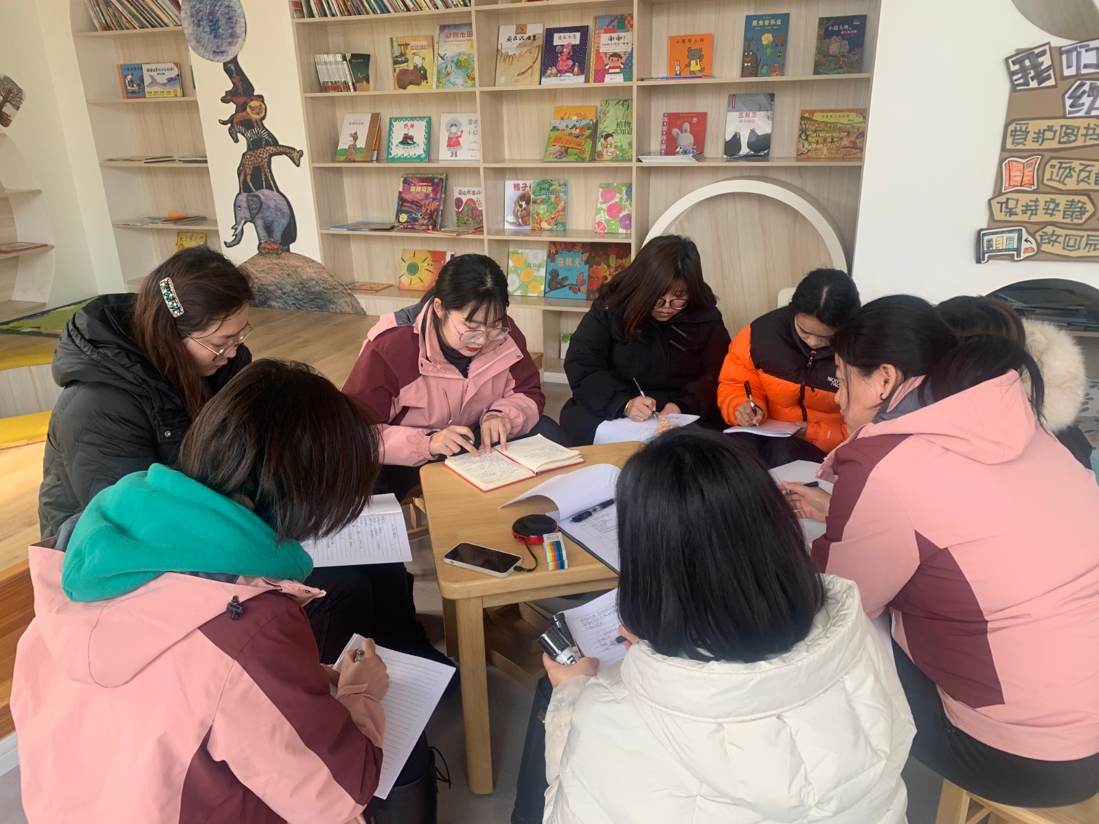 【枫香栖幼】聚焦审议 优化课程  ——栖霞幼儿园翡翠天域园中班年级组课程审议活动