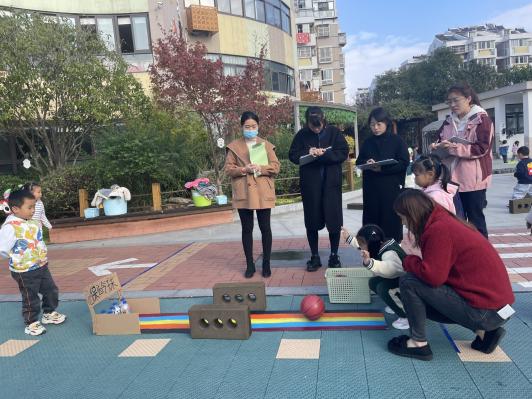 221123巧手自制 玩转晨间——栖霞幼儿园五福园自制晨锻器械评比_html_533643dd.jpg