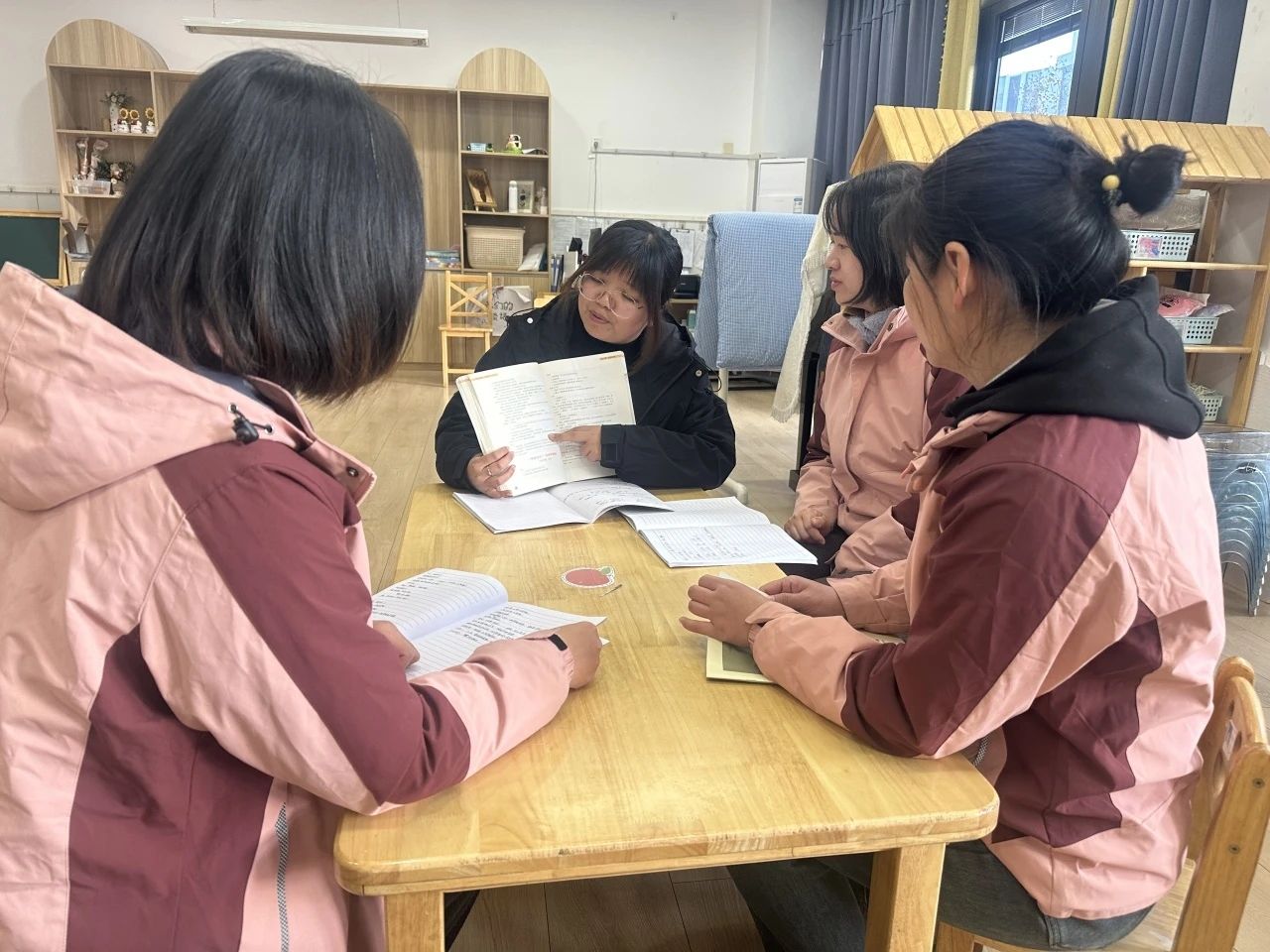 250221凝智慧促新思 聚审议共成长——栖霞幼儿园翡翠天域园小班年级组审议活动_html_m19a6a38c.jpg