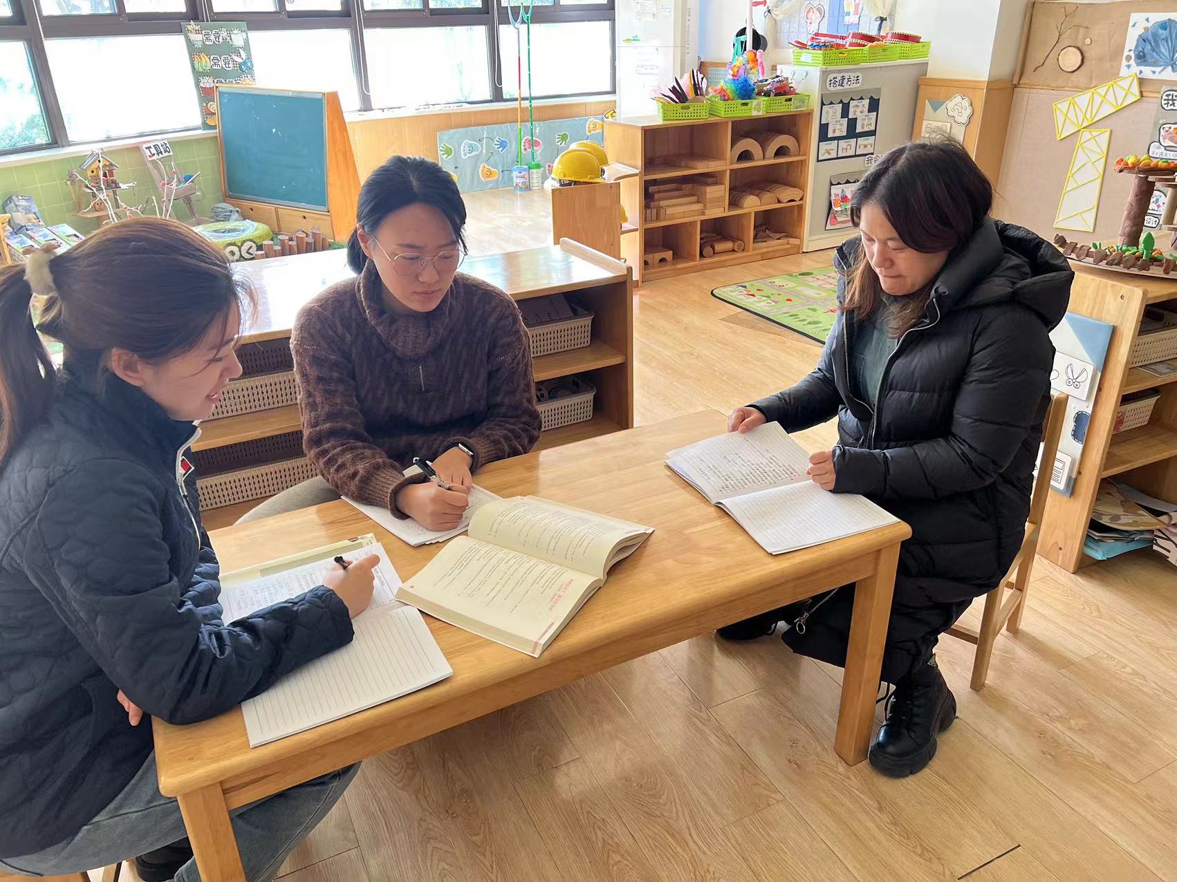 221202聚焦主题审议 助推课程实施——栖幼五福园中班年级组课程审议活动之《好朋友，好邻居》_html_2d43cb10.jpg
