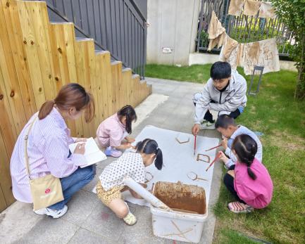 240411以研促成长 以思求进步——栖霞幼儿园翡翠天悦园社会领域组教研活动（四）_html_7f4a1f4a.jpg