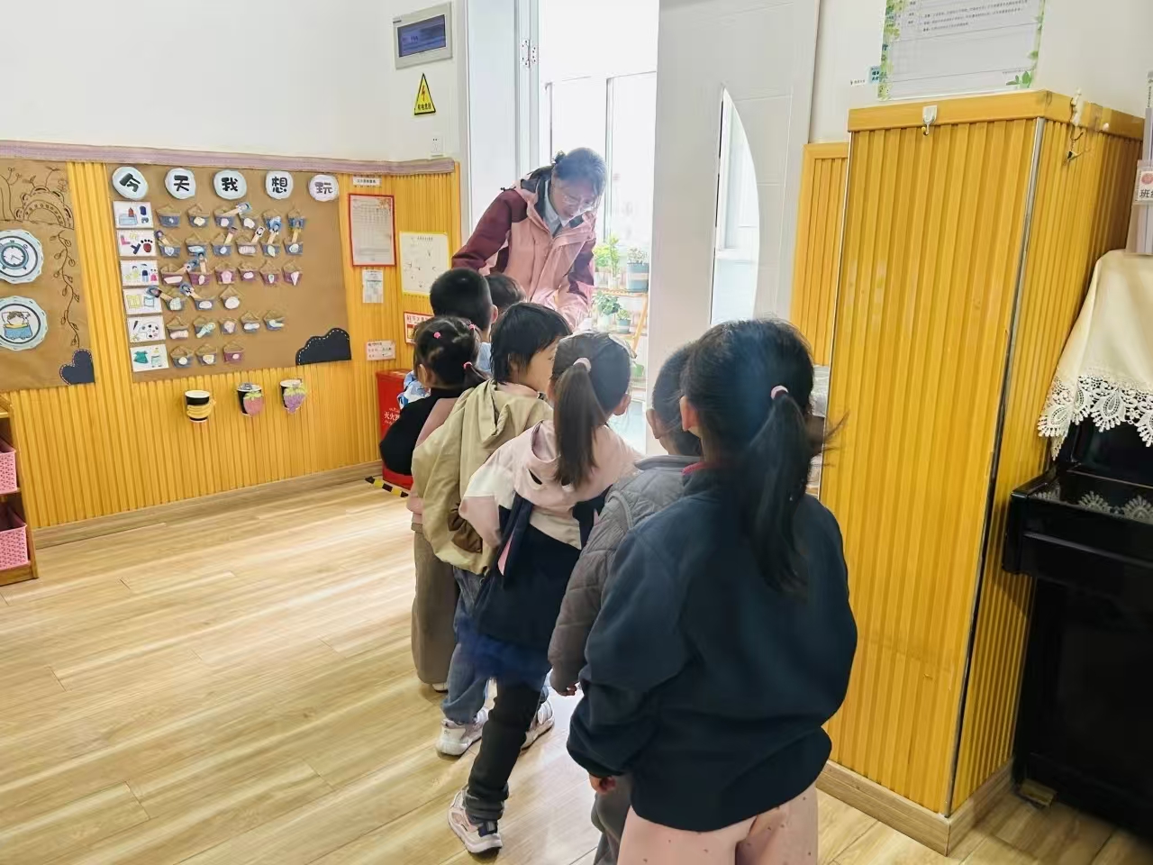 251028实战演练 以“演”促“防”——记栖幼红枫分园食品安全演练活动(万紫薇)_html_m3b2e0830.jpg