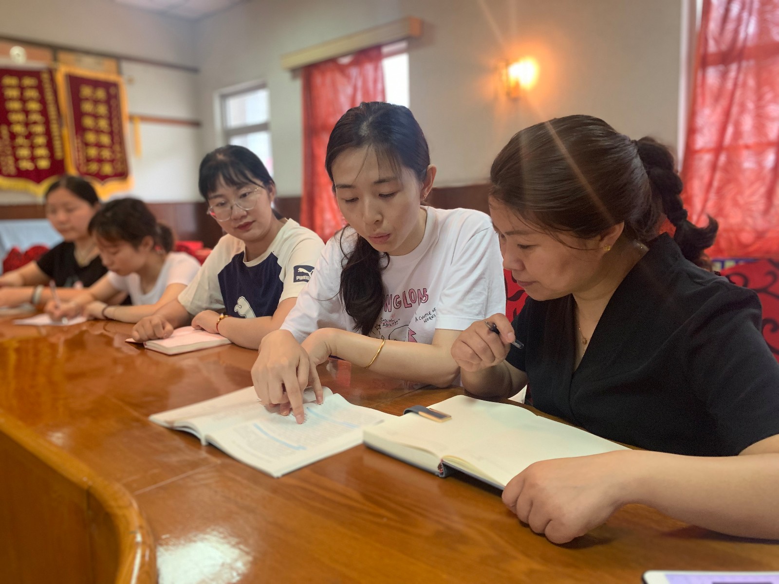 【枫香栖幼】帮扶共进 携手同行 ——栖霞幼儿园帮扶阳光天使读书分享活动
