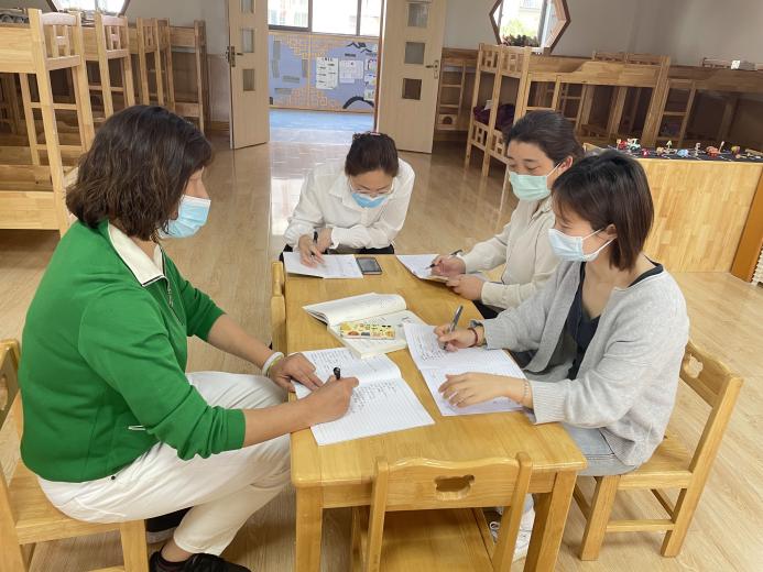 【枫香栖幼】研主题 促成长  ——栖霞幼儿园五福园大班年级组《人们的工作》主题课程审议