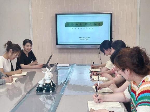 231013网络安全 你我共建——栖霞幼儿园翡翠天域园网络安全知识培训_html_38e58efe.jpg