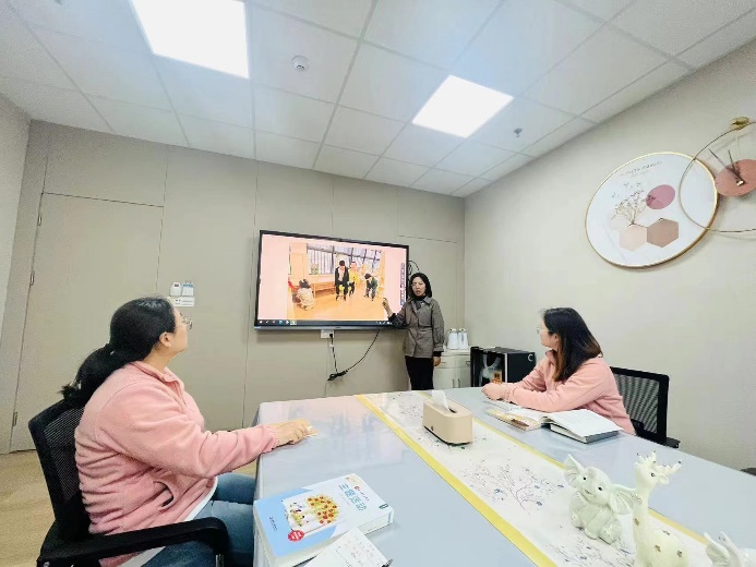 240407 探室内晨锻 享儿童成长——栖霞幼儿园翡翠天悦园室内晨锻教研活动_html_m580d397d.jpg