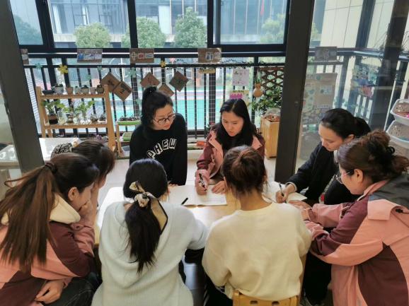 240402聚焦课程审议 共“绘”美丽春天——栖霞幼儿园翡翠天域园中班年级组课程审议活动_html_22be4336.jpg