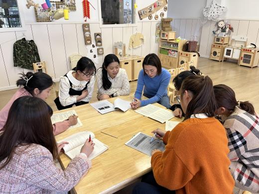 【枫香栖幼】聚焦课程审议 推动主题开展  ——栖霞幼儿园翡翠天悦园小班年级组课程审议活动